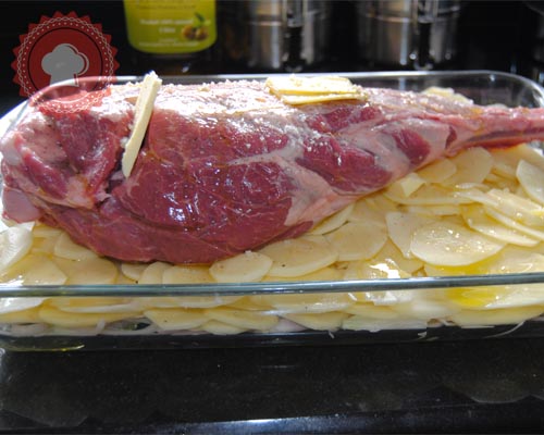 recette de gigot d'agneau sur son lit de pommes de terre