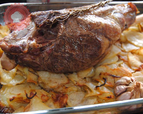 recette de gigot d'agneau sur son lit de pommes de terre