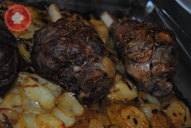 Une recette d'agneau en 2 cuissons avec ces délicieuses souris d'agneau en papillotes et leurs pommes de terre.