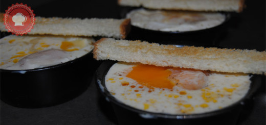 Une recette d'œufs cocotte aux tomates cerises, comté et jambon faciles et rapides à réaliser