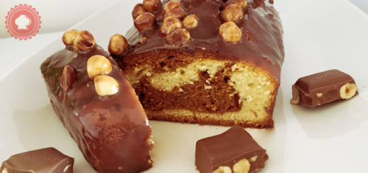 un délicieux cake sucré au praliné et vanille avec son glaçage chocolat au lait et noisettes entières