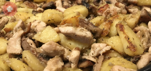 Une jolie recette de poêlée de pommes de terre, champignons et poulet à déguster en toute simplicité pour un plat familial complet.