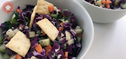 La recette toute simple d'une jolie salade croquante au chou rouge, concombre, carotte et menthe inspiré de la cuisine libanaise.
