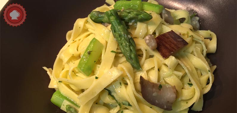 Recette en images de tagliatelles au beurre d’ail, asperges et aubergines